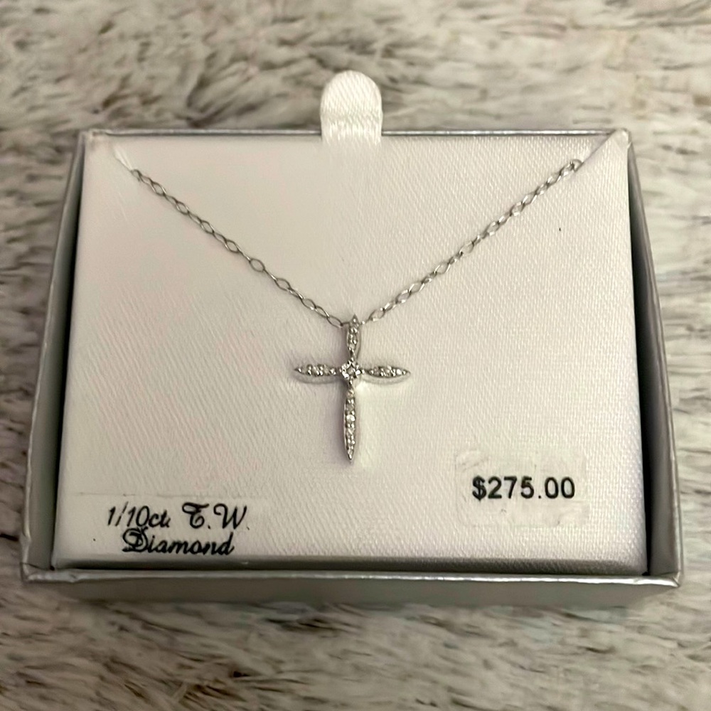 Sterling silver 1/10CTTW DIAMONDS cross pendant with chain 18”.Brand new.